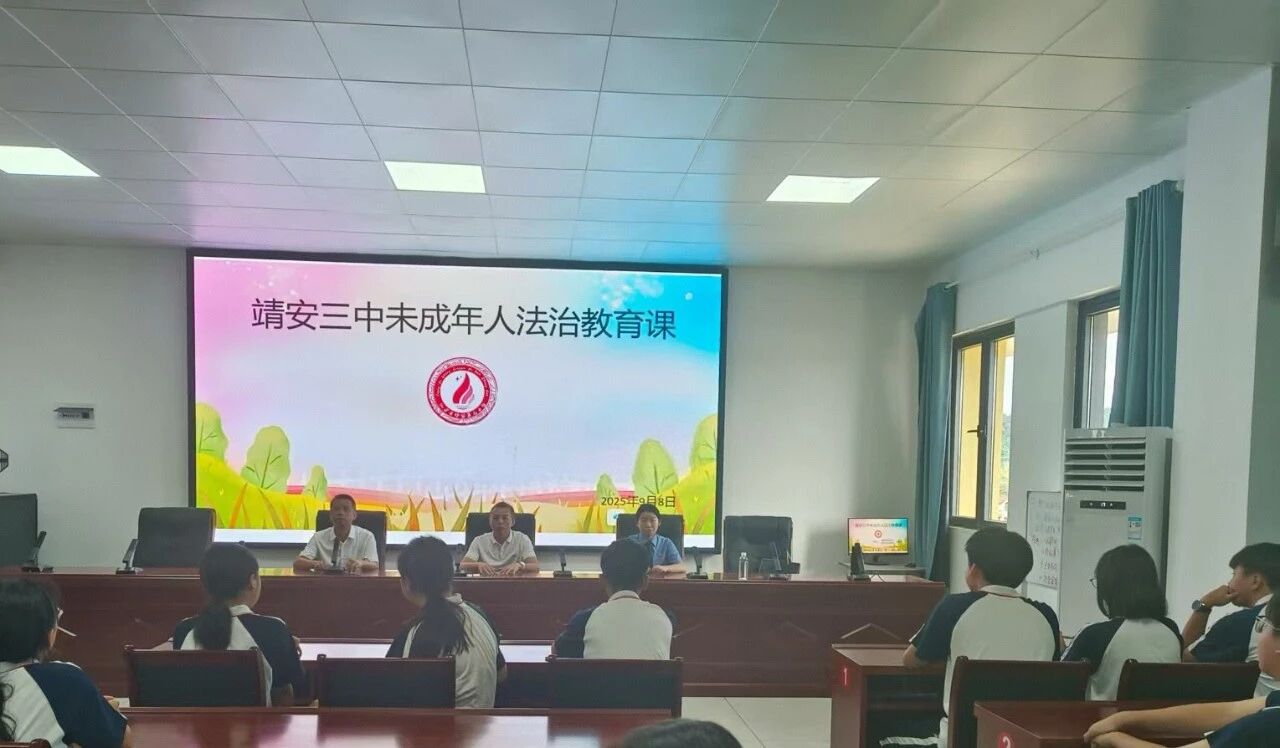 ������죺���θ�У����У԰������ѧ��һ�Ρ�Ϊ�ഺע�뷨������